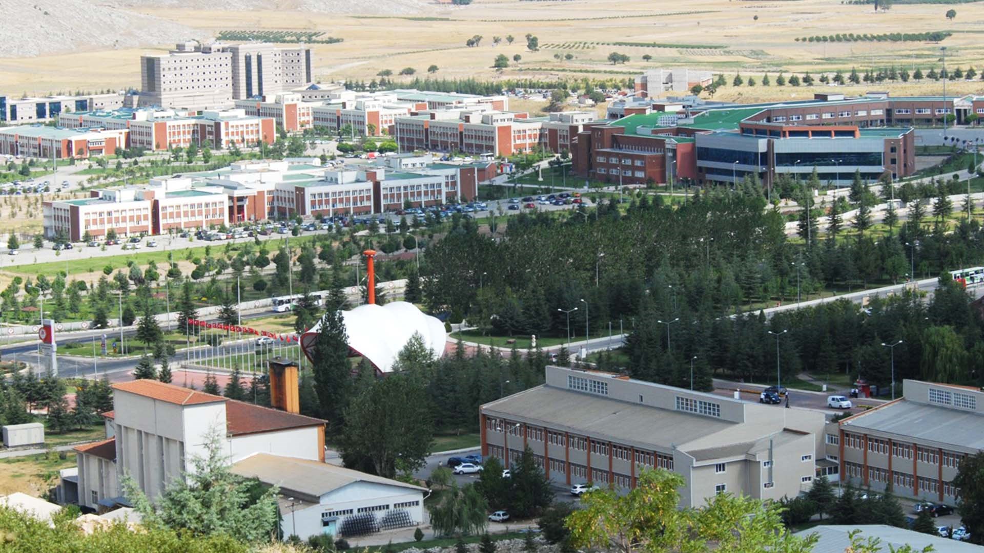 Yeşilin Ortasında Bir Kampüs: SDÜ Yeşil Alanları Öğrenciler İçin Ne Anlama Geliyor?